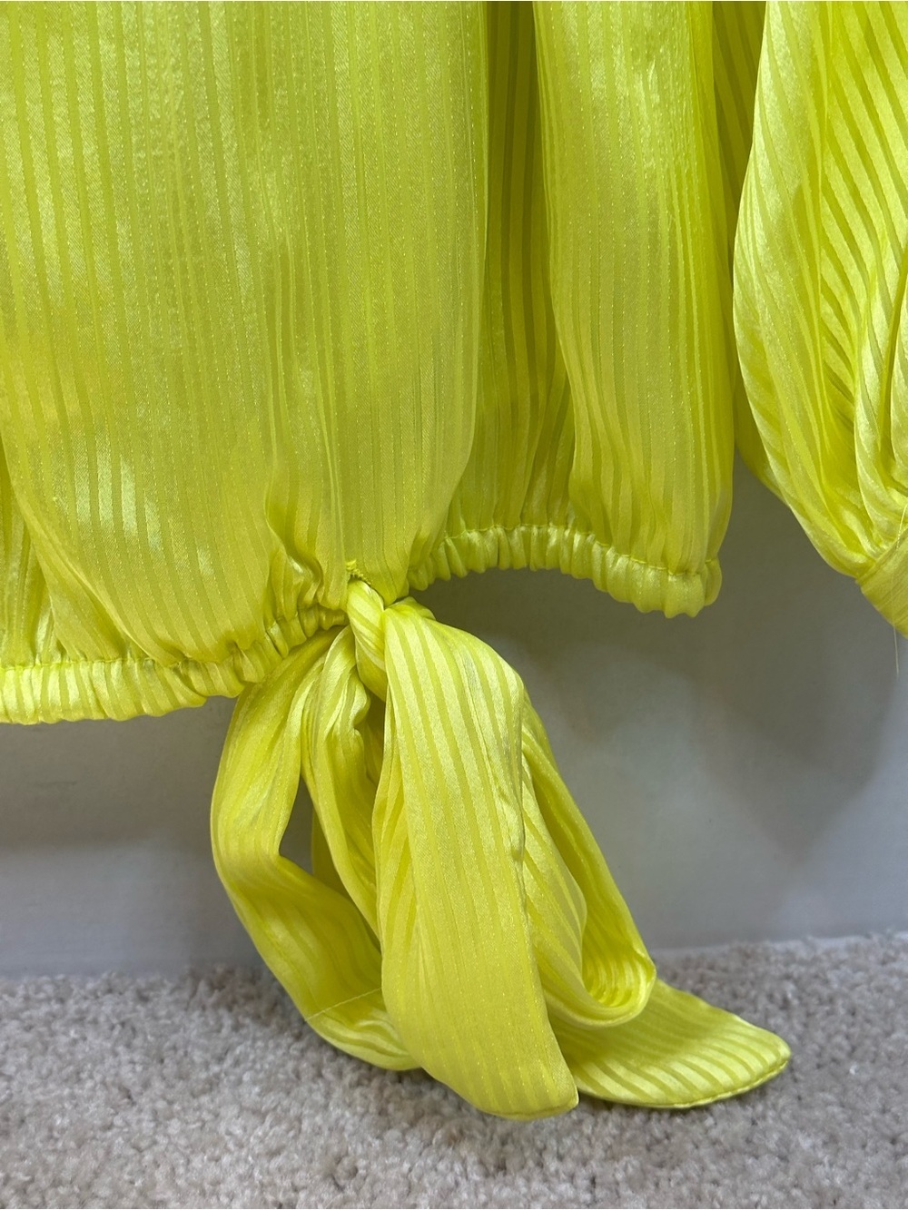 Vince Camuto Bright Yellow Pleated Tie-Hem Blouse, size medium, NWT - Picture 4 of 8